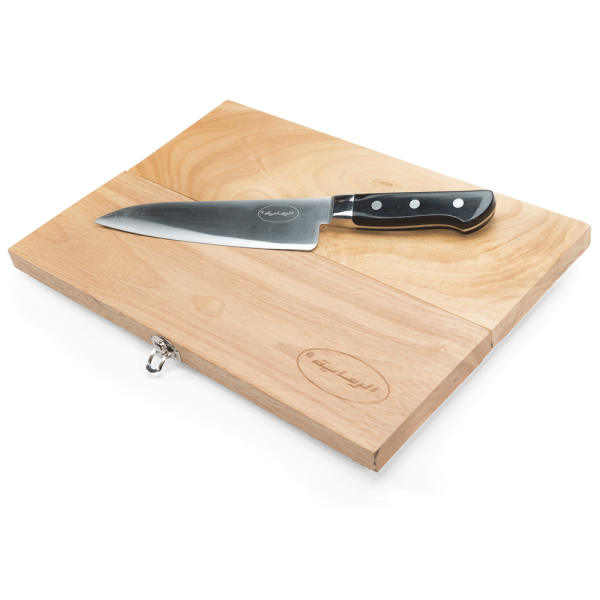 سكين مع لوحة تقطيع خشب