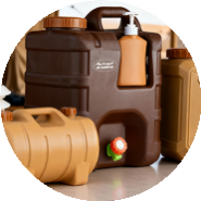 غالونات ودلاء الماء