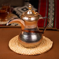 دلة منقوشة بغطاء ذهبي