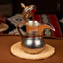 دلة منقوشة بغطاء ذهبي