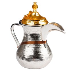دلة منقوشة بغطاء ذهبي
