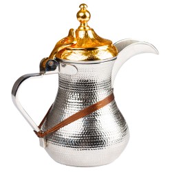 دلة منقوشة بغطاء ذهبي