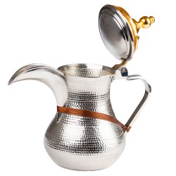 دلة منقوشة بغطاء ذهبي