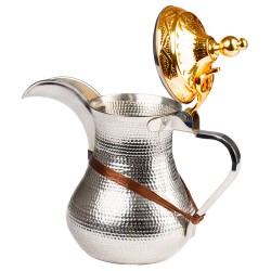 دلة منقوشة بغطاء ذهبي