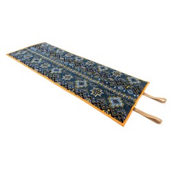 الرماية - جلسة بر بطراز شعبي تراثي سعودي اللون أزرق (200×70) سم مع 2 مركا 